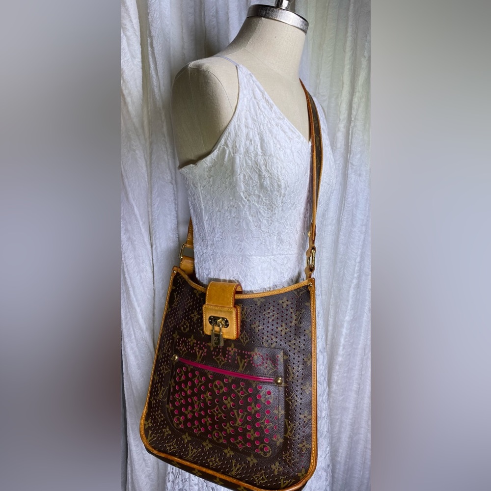 18 LOUIS VUITTON MONOGRAM MUSETTE PERFORATED CROSSBODY FUSCHIA LINING - Picture 1 of 3